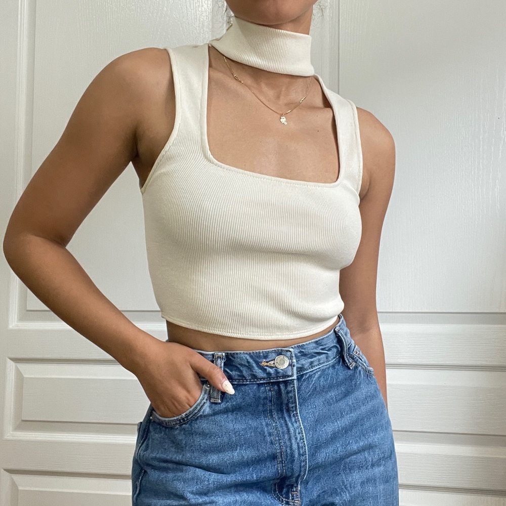 Crop top with a turtle neck